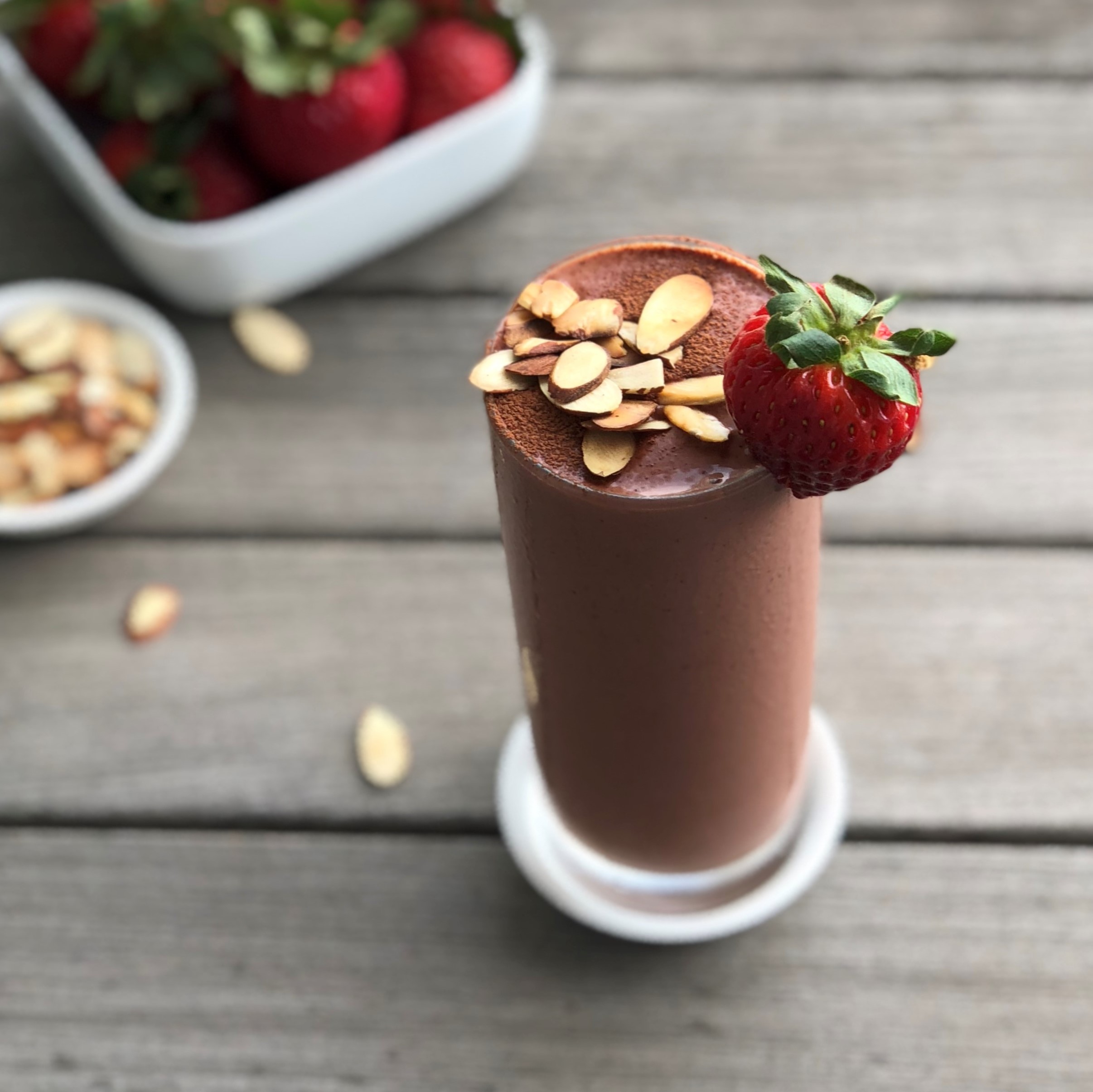 almond & chocolate-covered strawberry smoothie