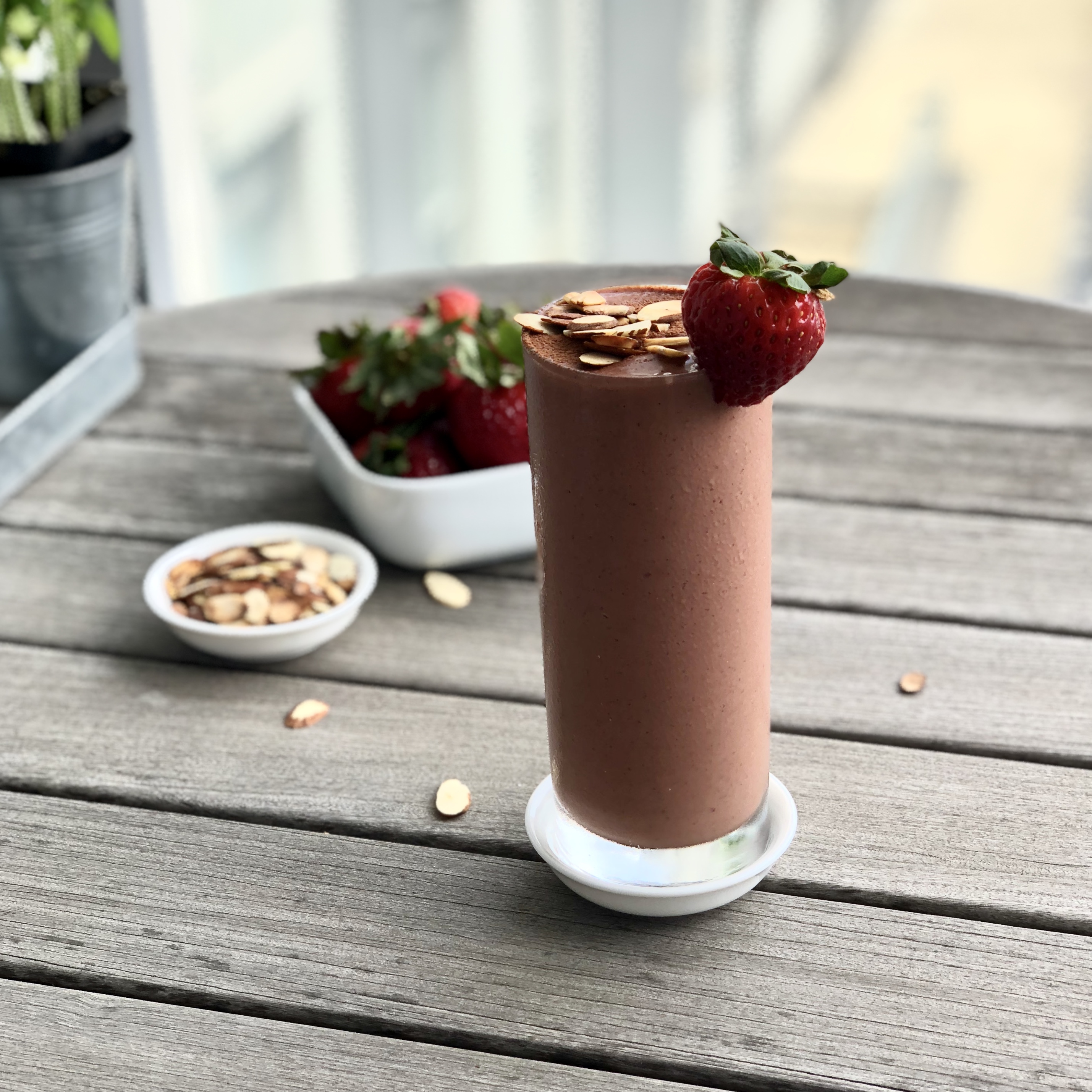 almond & chocolate-covered strawberry smoothie