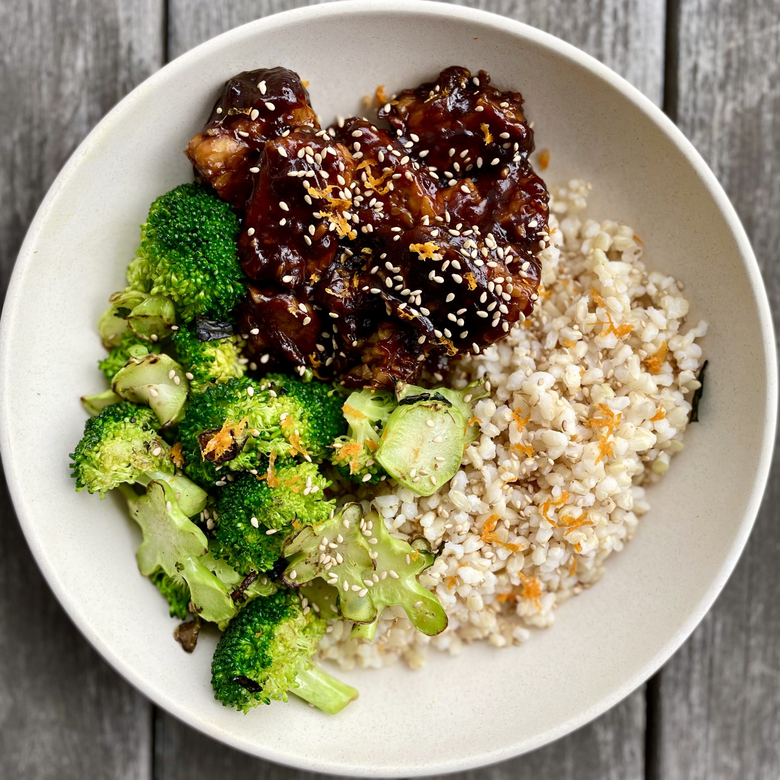 general tso’s-inspired tempeh with broccoli florets & stems